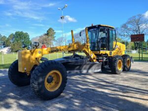 Estancia Grande da un salto en infraestructura: llegó la motoniveladora 0 km comprada con fondos propios